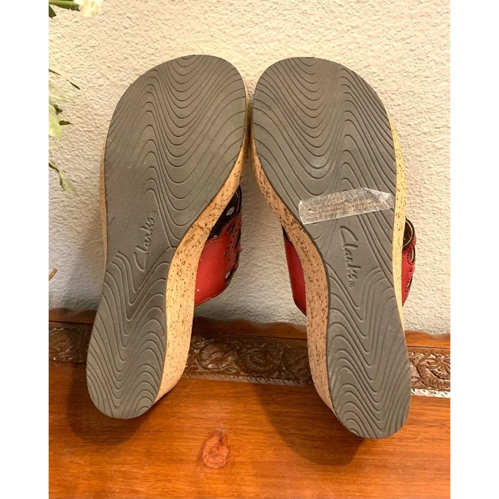 CLARKS WOMEN WEDGE SANDALS 8.5 RED VEGAN LEATHER SHIMMER CORK HEEL SUMMER RESORT